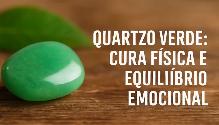 Cristal de quartzo verde polido sobre fundo natural, representando como ativar o canto da saúde usando cristais pelo Feng Shui.